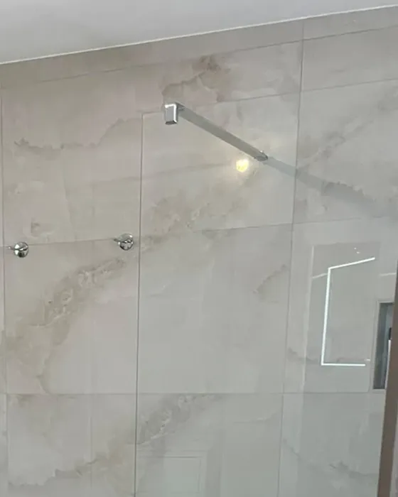Carrelage mural effet marbre dans une salle de bains rénovée par Fornillo