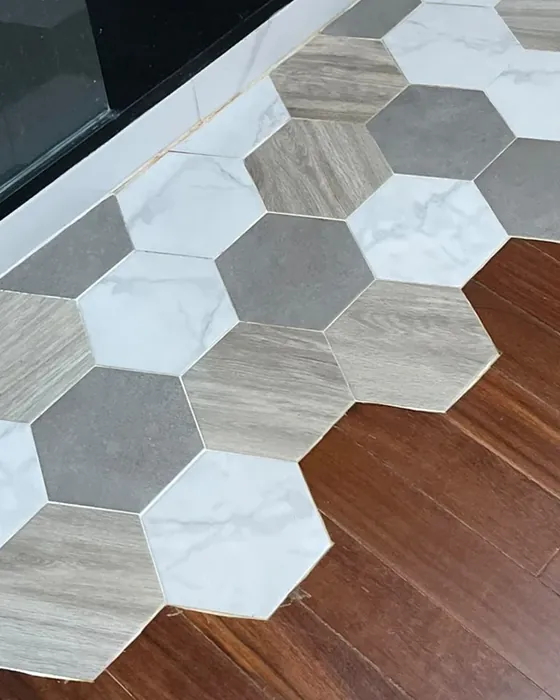 Carreaux hexagonaux raccordés à un parquet, pose Fornillo