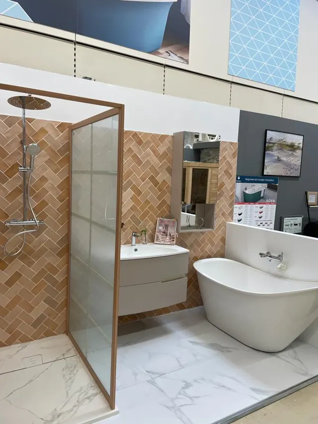Showroom — douche & baignoire îlot — réalisation Fornillo
