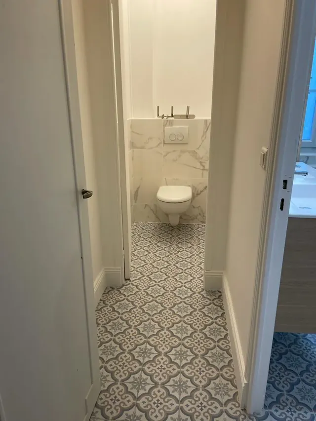 Sol à motifs — WC — réalisation Fornillo