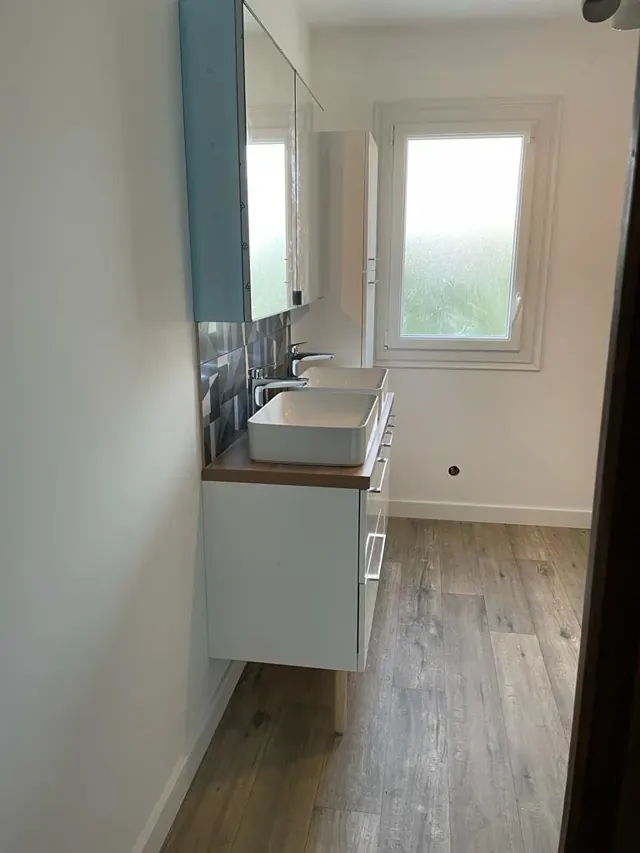 Double vasque & sol effet bois — réalisation Fornillo
