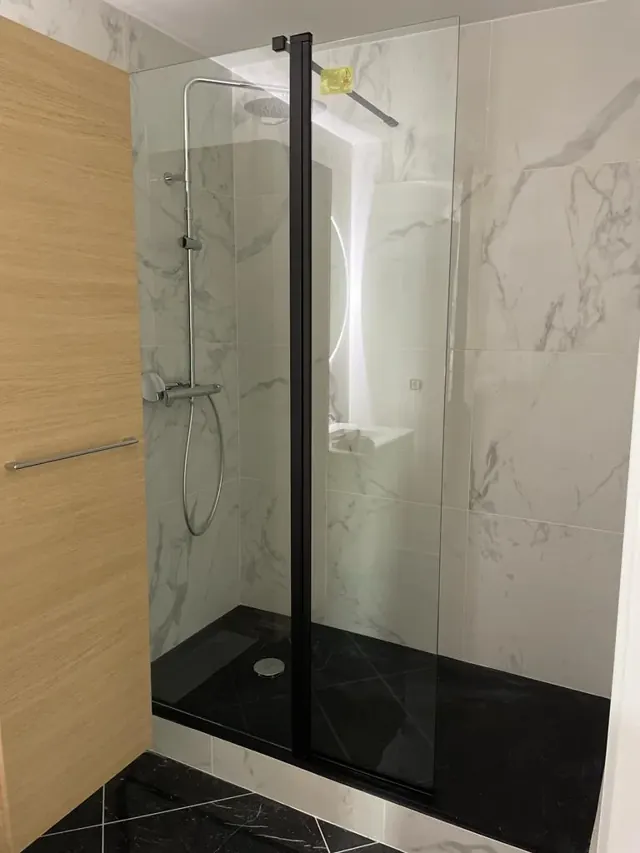Douche & panneau effet marbre — réalisation Fornillo