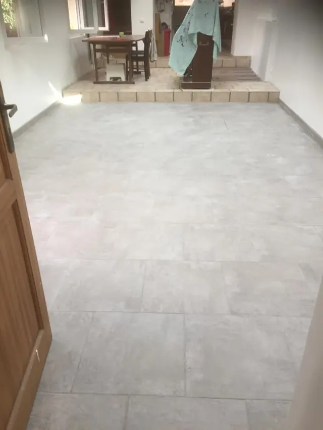 Carrelage grand format — pièce de vie — réalisation Fornillo