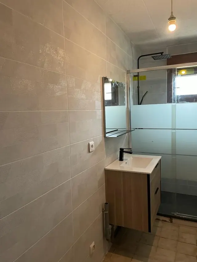 Salle de bains — faïence beige — réalisation Fornillo