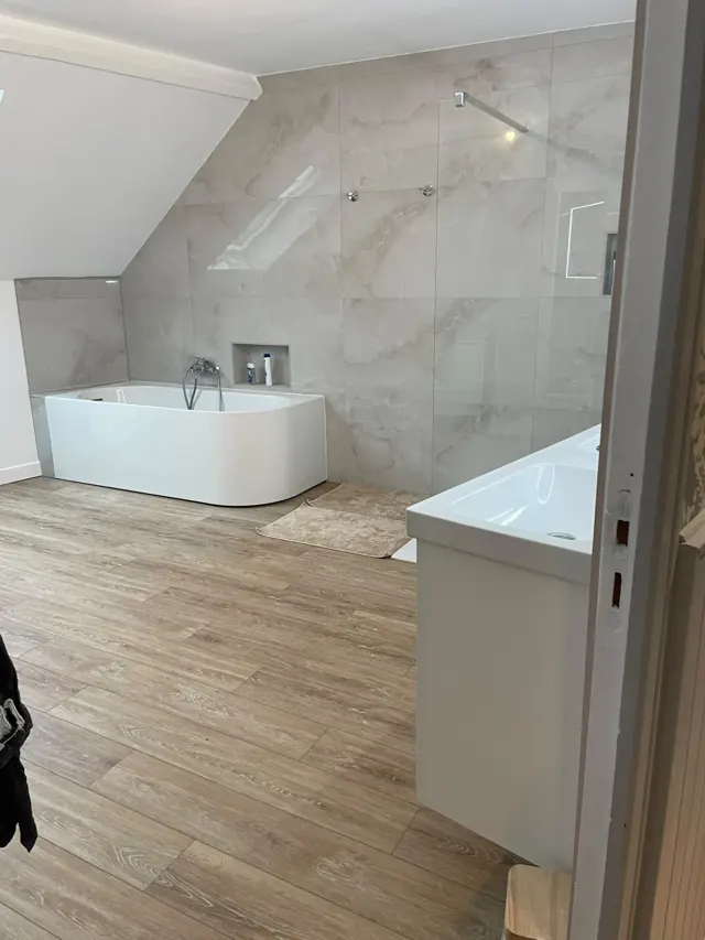 Baignoire & carrelage effet marbre — réalisation Fornillo