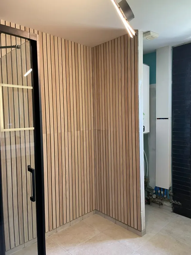Habillage mural à lames de bois — réalisation Fornillo